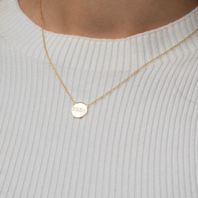 Anillo mama en oro con colgante personalizado, ideal para regalar a madres.