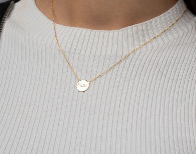 Anillo mama en oro con colgante personalizado, ideal para regalar a madres.