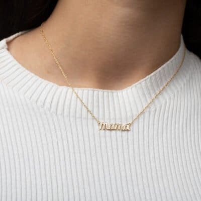 Collar de oro con colgante "Mama" para mujer.