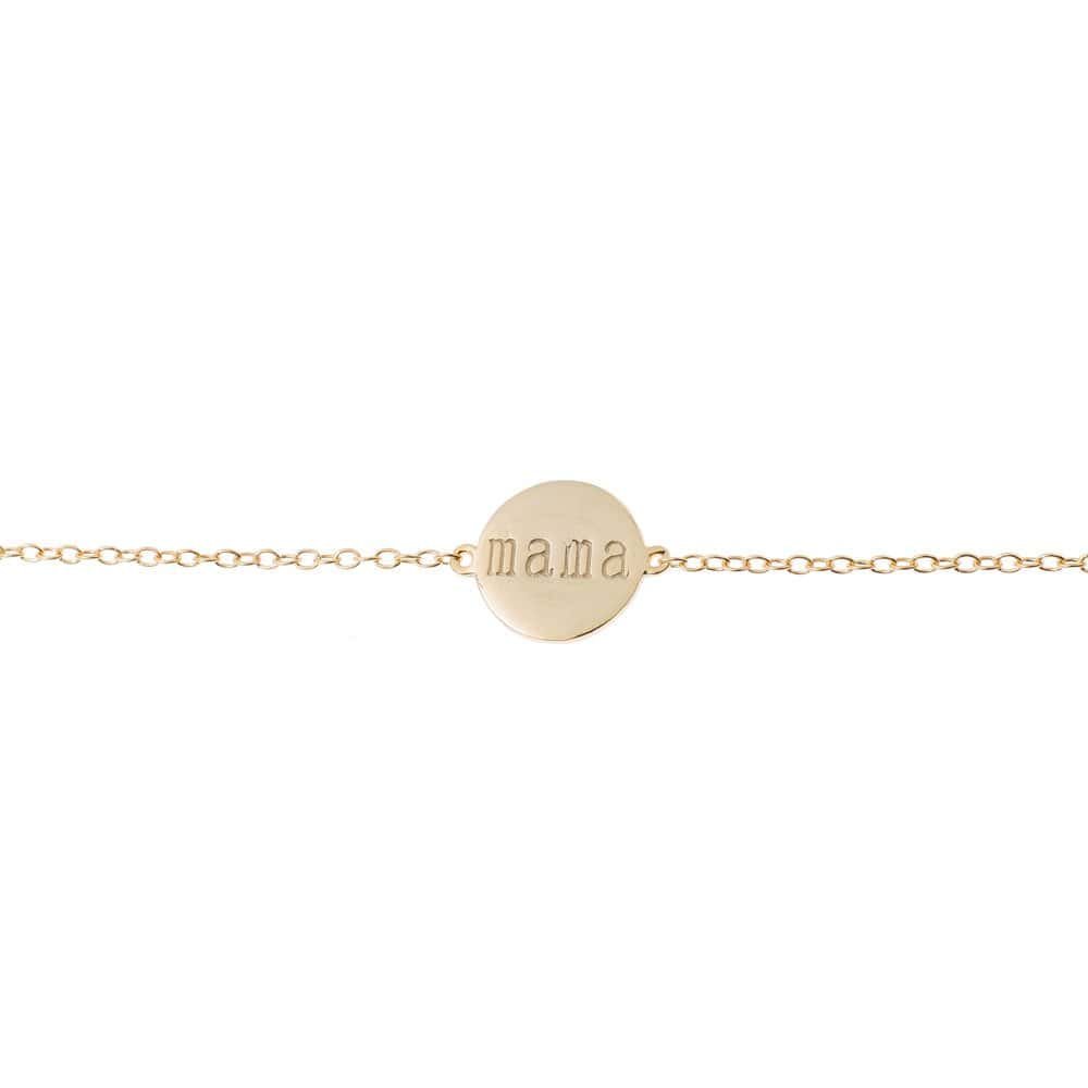 Pulsera delicada con dije grabado "mama", perfecta para regalar a una madre especial. Diseño elegant.